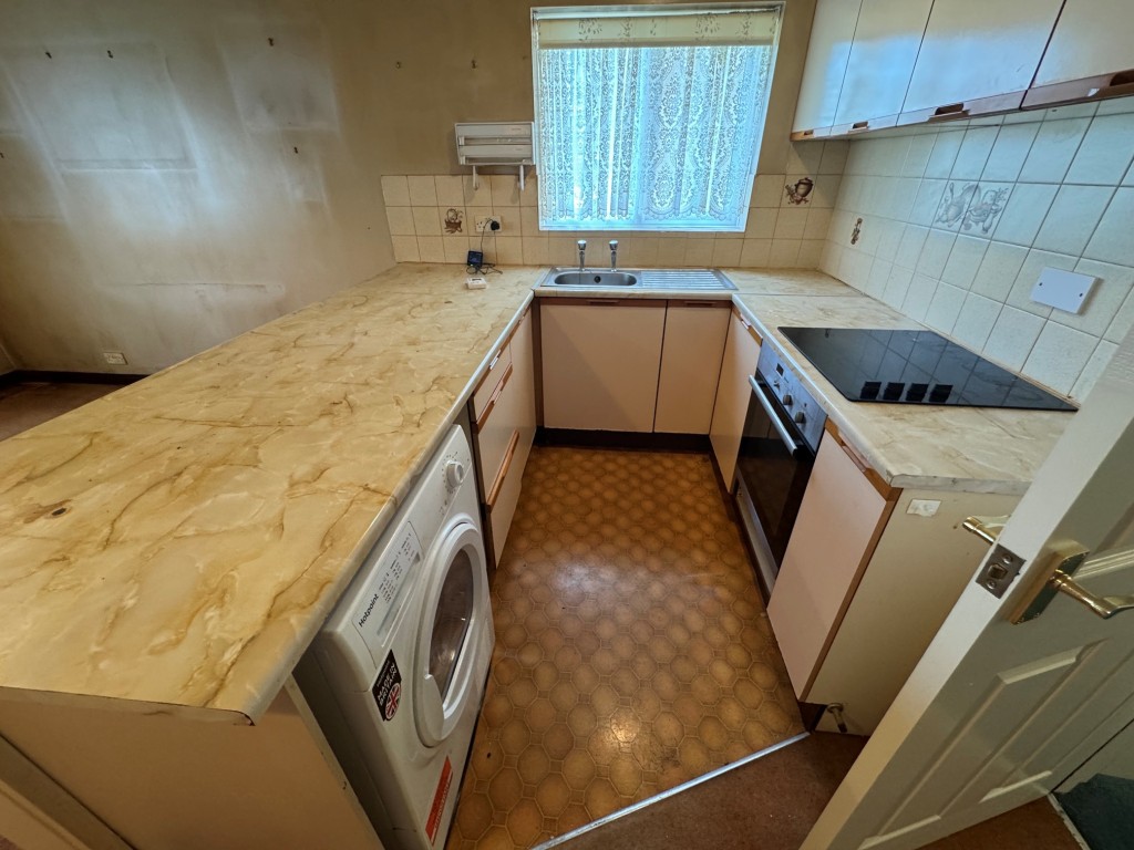 Lot: 153 - GROUND FLOOR APARTMENT IN PURPOSE-BUILT BLOCK WITH PARKING - Kitchen area